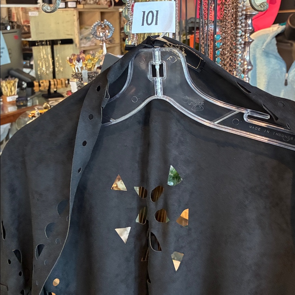 Elegant Black Women's Cape with Laser Cut Design - Picture 4 of 4